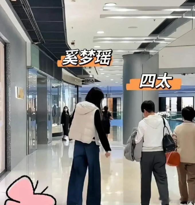 5月11日，何猷君于个人社交平台分享了一张引人注目的美照，画面中，他与妻子身着盛