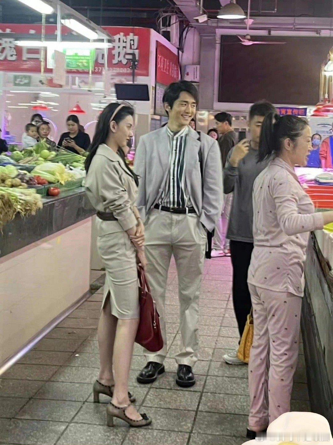 宋祖儿这张路透好有生活气息啊如果我去菜市场买菜看到此等大美女，我的眼珠子将粘在她