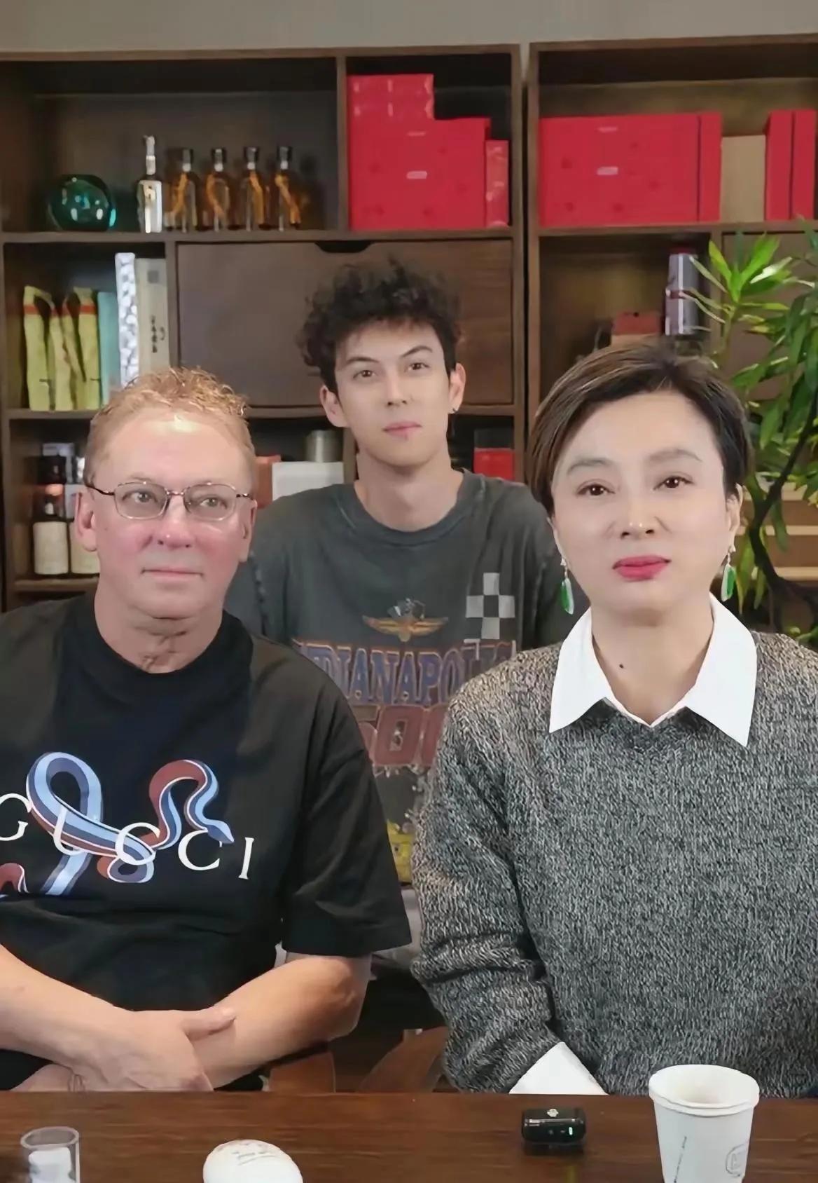 实不相瞒，李玲玉的老公和儿子我是第一次见到，居然长这样！感觉李玲玉跟宁静的人