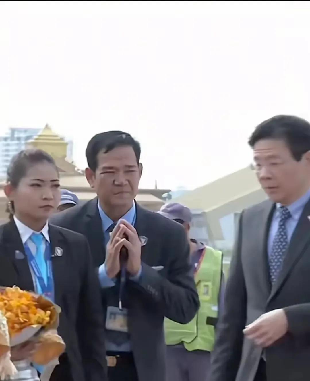 新加坡总理黄循财这个时候访问柬埔寨，时间点可够敏感的，泰国总理佩通坦刚刚被暂停总