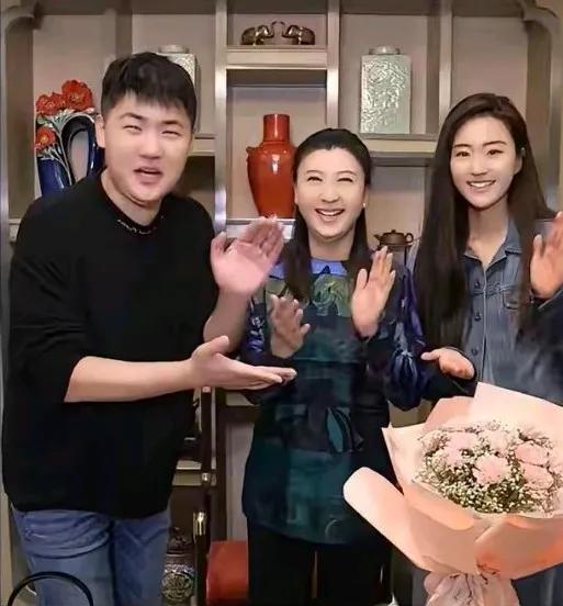 闫学晶穿的这件衣服一万七千多，真漂亮。她有钱有能力还有孝顺的儿子儿媳妇，闫学晶这