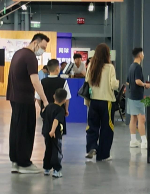 巴图带俩儿子打球被偶遇，真人不胖还有点小帅，宋丹丹俩孙子太招人稀罕​​​