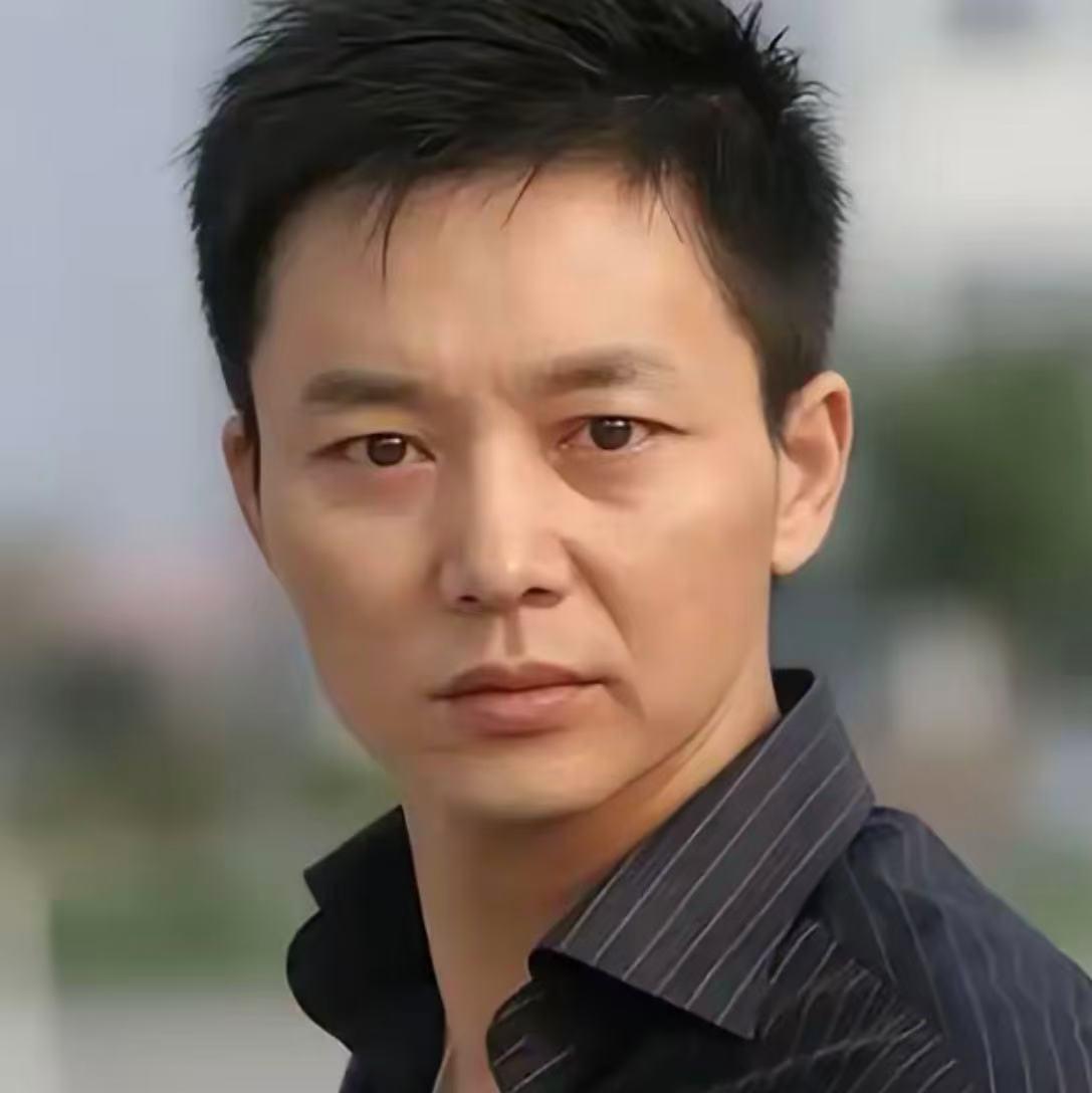 2001年，刘奕君结束剧组拍摄赶回家里，妻子吕梓媛面色冰冷开口：“我们分开吧，