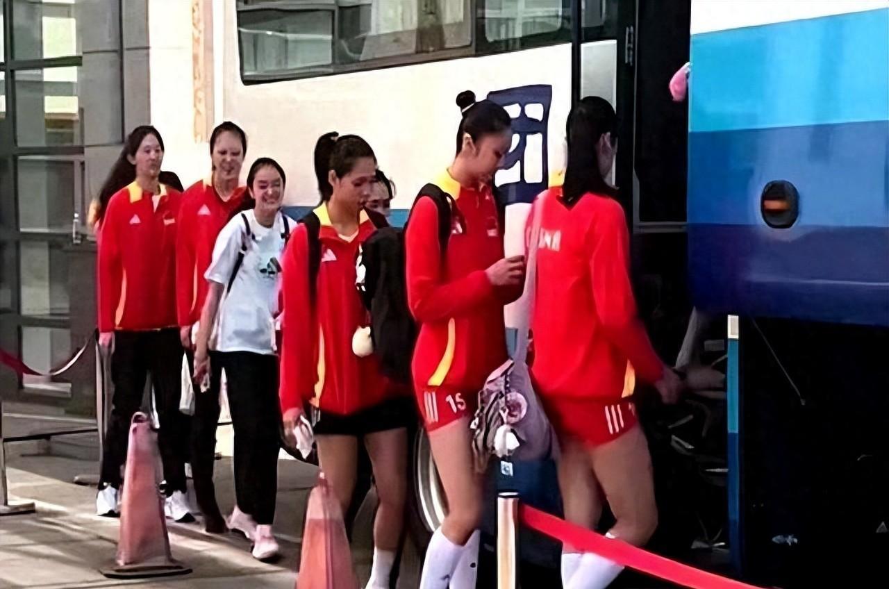 CCTV直播，李盈莹出战成疑，赵勇或提前演练新阵容凌晨五点，球赛开打！中美女排