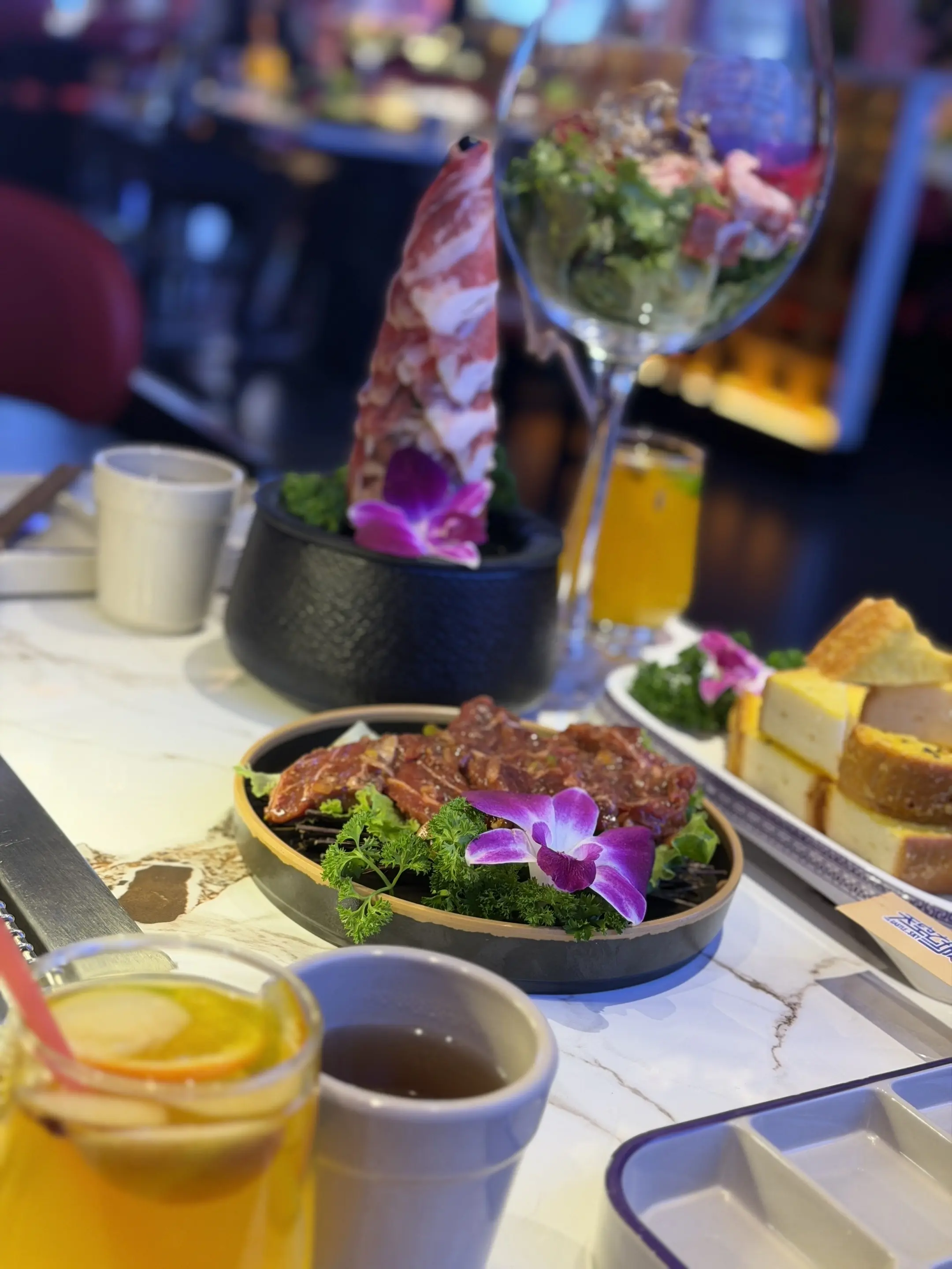 之所以快乐并不是因为拥有的多，而是计较的少，乐观的心态，来自宽容，来自...