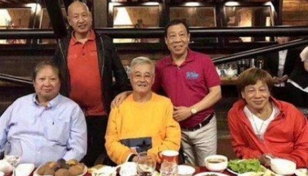 2015年，洪金宝去东北拍戏，突然接到了赵本山的电话：“金宝大哥，欢迎来东北，晚