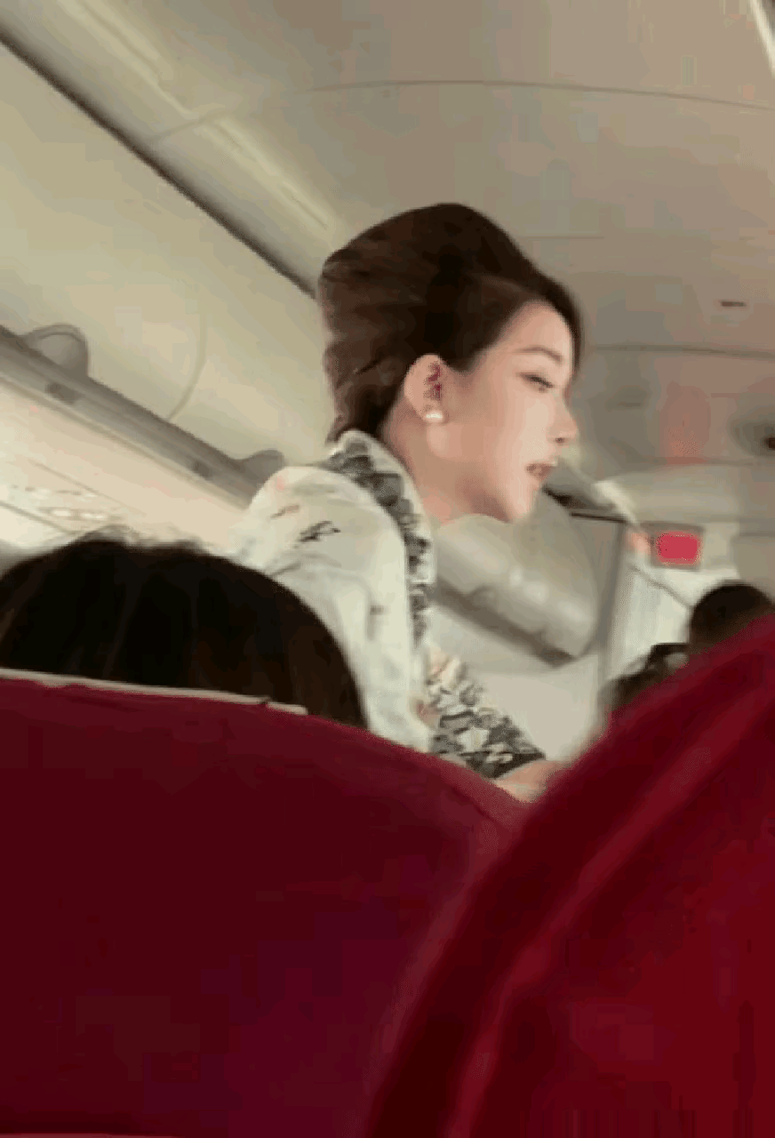 有些顶尖的乘务员确实非常漂亮。女人味十足气质又好、真的很漂亮、[赞]别惦记了、
