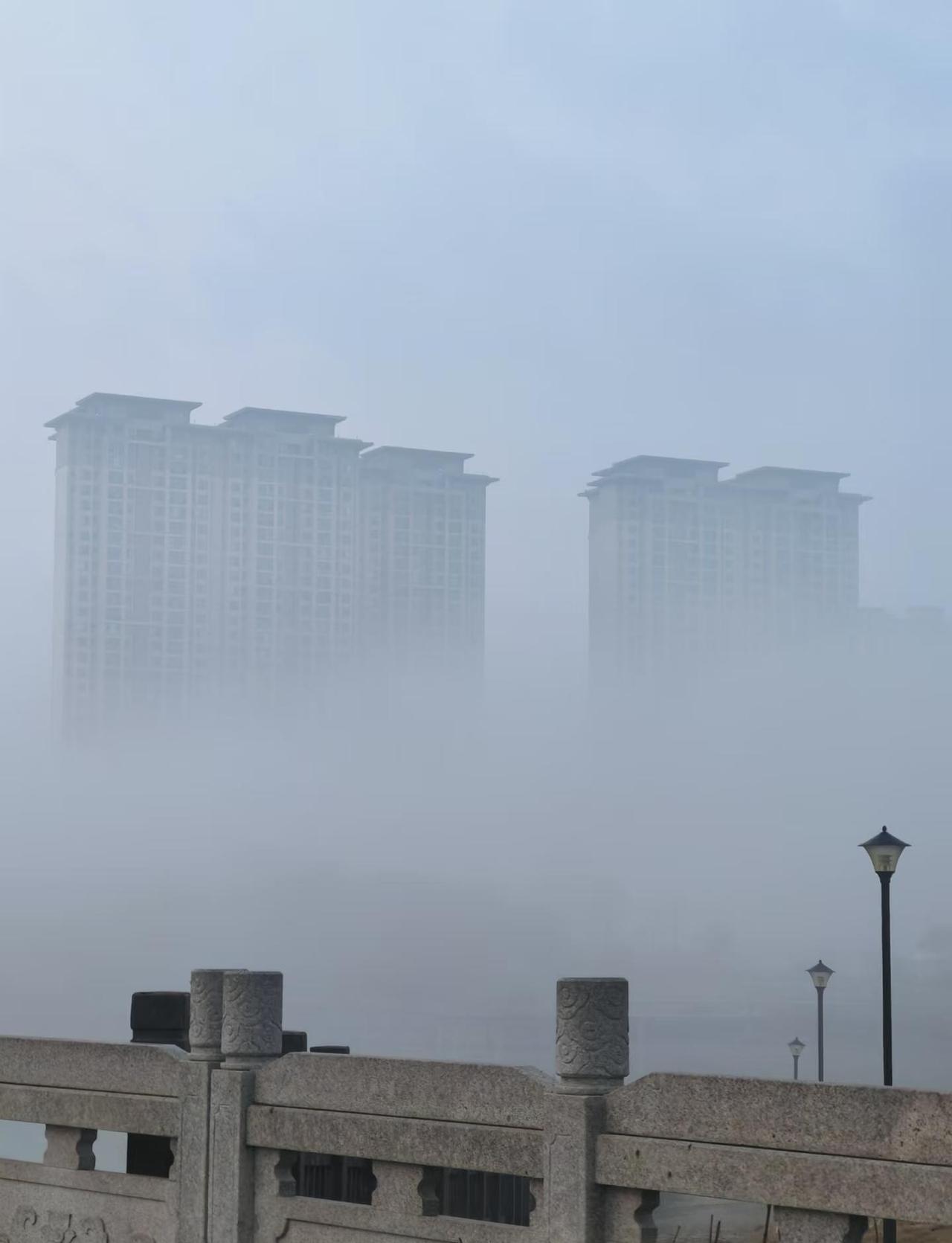 惊!柳州出现空中楼阁（寂静岭版）柳州实时天气柳州柳州大雾柳州雾天柳州今天