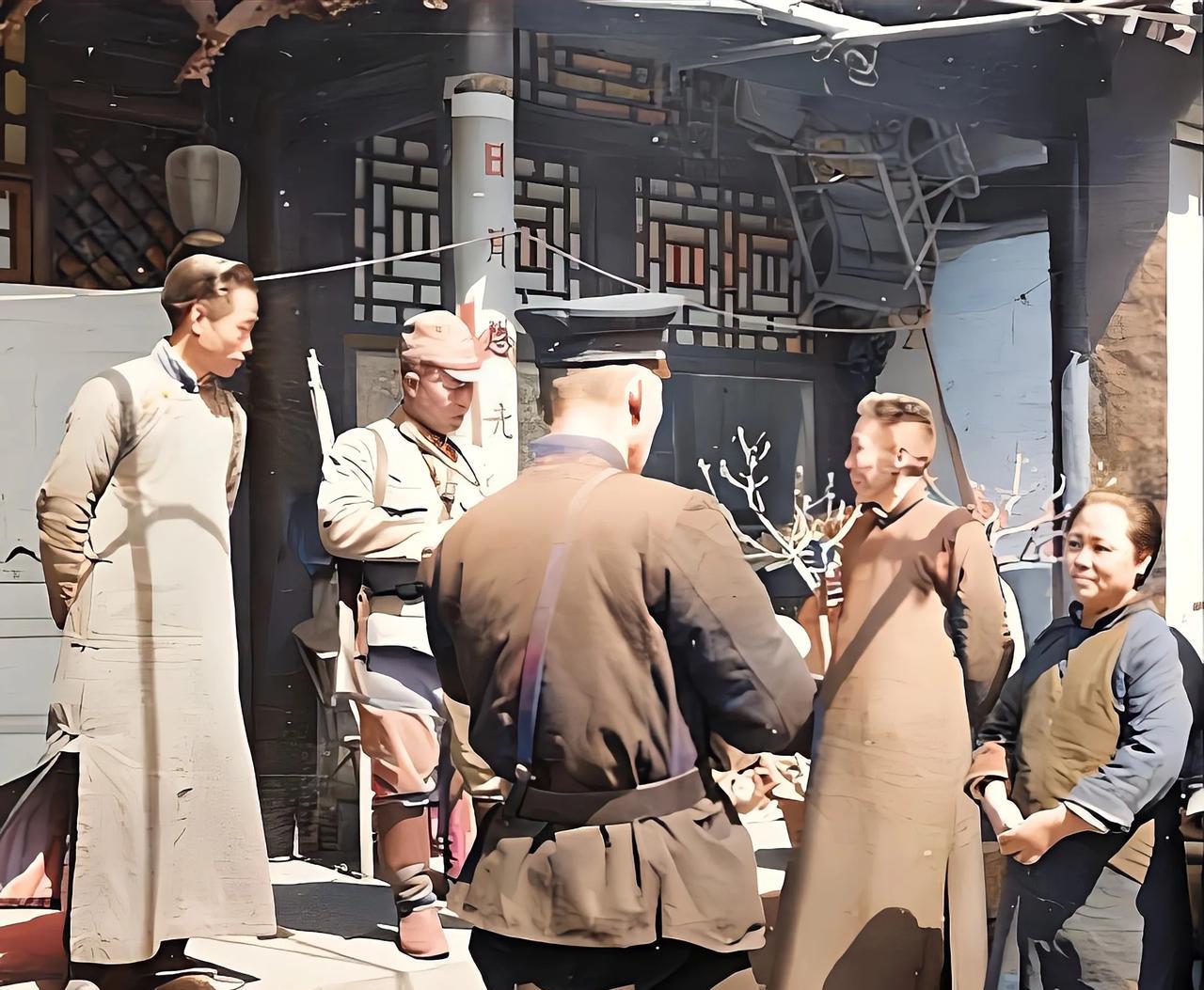 1941年日寇占领下的北平街头（今北京），助纣为虐的北平伪警察带着日军挨家挨户检