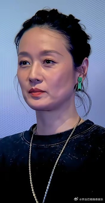 马伊琍肉眼可见的老了。皮肤松弛了，化了妆也不漂亮了。给人感觉就是一个五十多岁的样