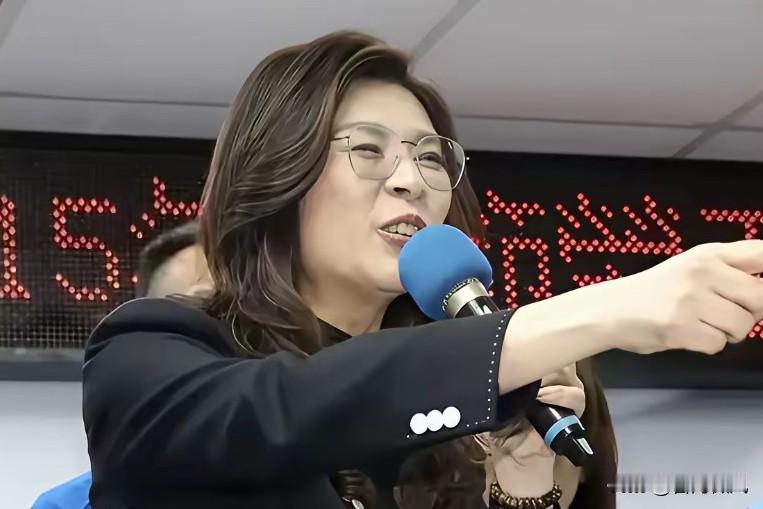 基层疯捧、大佬冷眼、民调倒挂！郑丽文现在是最拧巴的蓝营现状这回国民党移动中常会