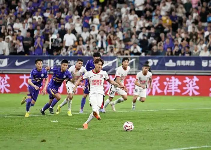 蓉城1-1了!感觉蓉城队长很紧张!看来中国冠军要再次属于上海双雄了!也许这就是冠