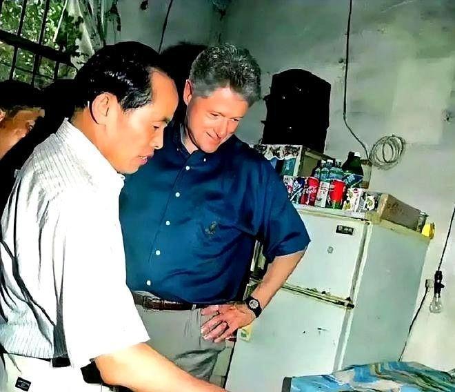 1998年夏天，美国总统克林顿踏上中国土地，带着外交使命和好奇心，走遍了大江南北