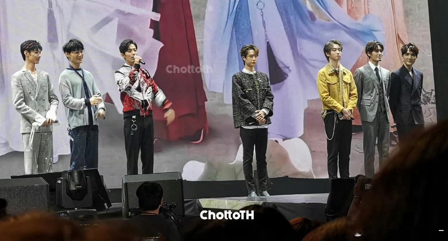 王一博为了离肖战更近一点直接自成一队了啊啊啊啊啊本来只有两队的