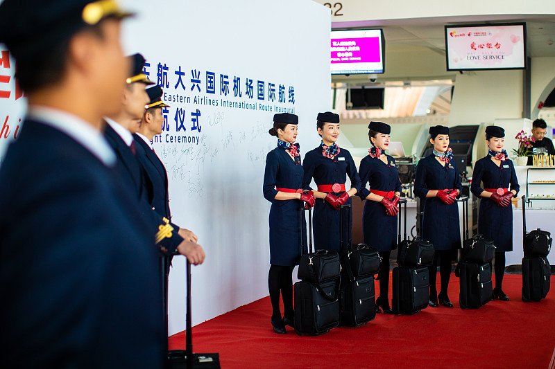 白岩松评东航空姐下跪事件：把“顾客是上帝”念过头，最后所有老实人都要吃亏“餐车轻轻碰了下熟睡旅客的手