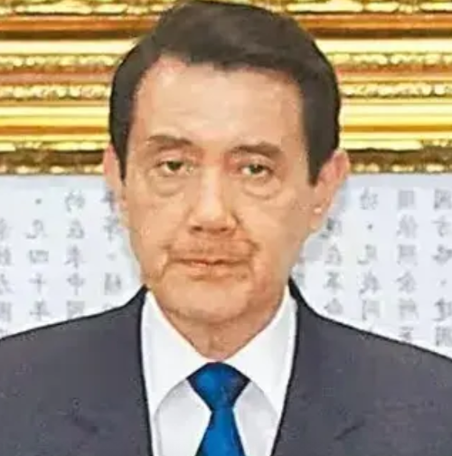 戳穿马英九的诡计！来大陆被各界远接高迎的马英九，在大陆时就说着模棱两可的话，