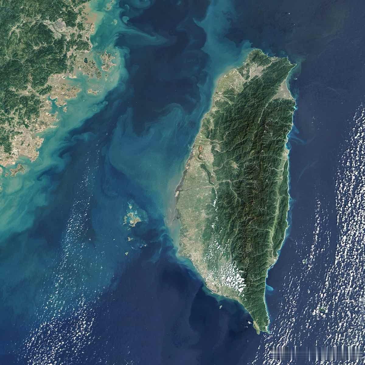 台湾地区与大陆的贸易顺差，最近五年平均数位都在1500亿美元以上，台湾人口约23