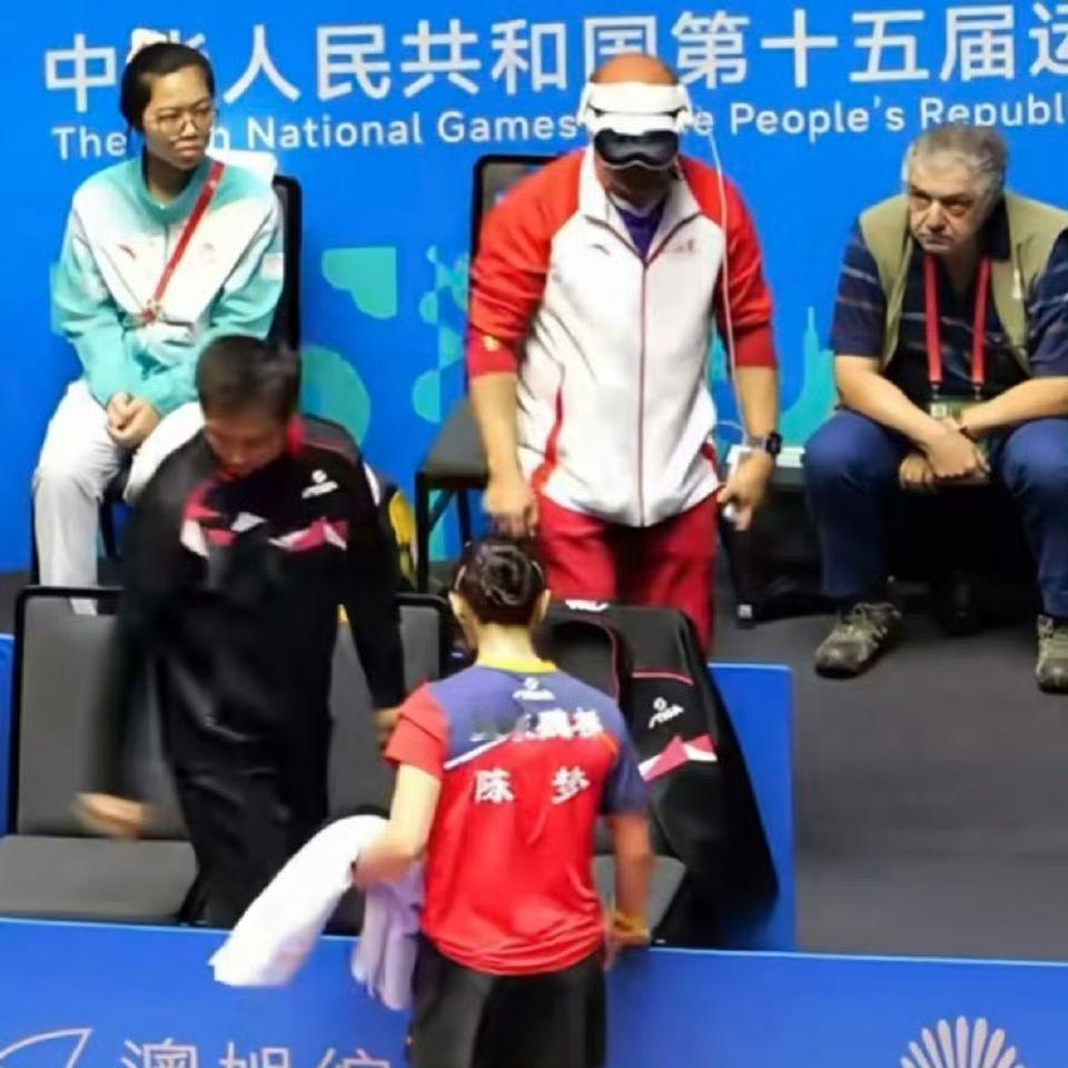 还是我们山东队厉害，高科技都用上了，其他省队真的不行。这眼镜，这设备，蒯曼