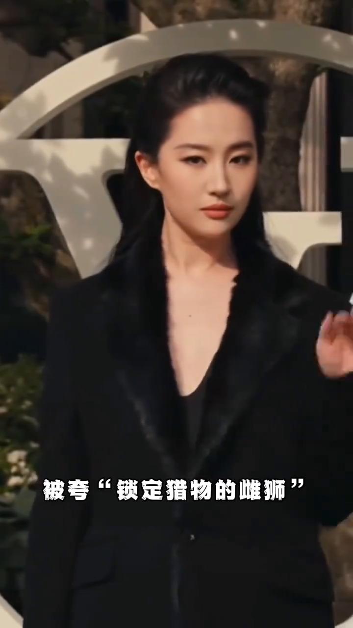 神仙姐姐"拔剑出鞘"，刘亦菲现身纽约LV大秀。一身黑色西装搭配湿发大背头，气场