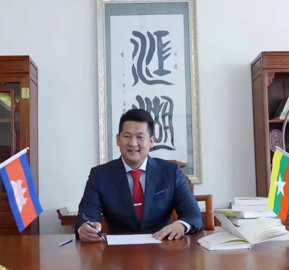 乍一看以为是哪个乡镇土老板，佘智江绝对是懂包装的。背后不知道请那个人写的两个字：