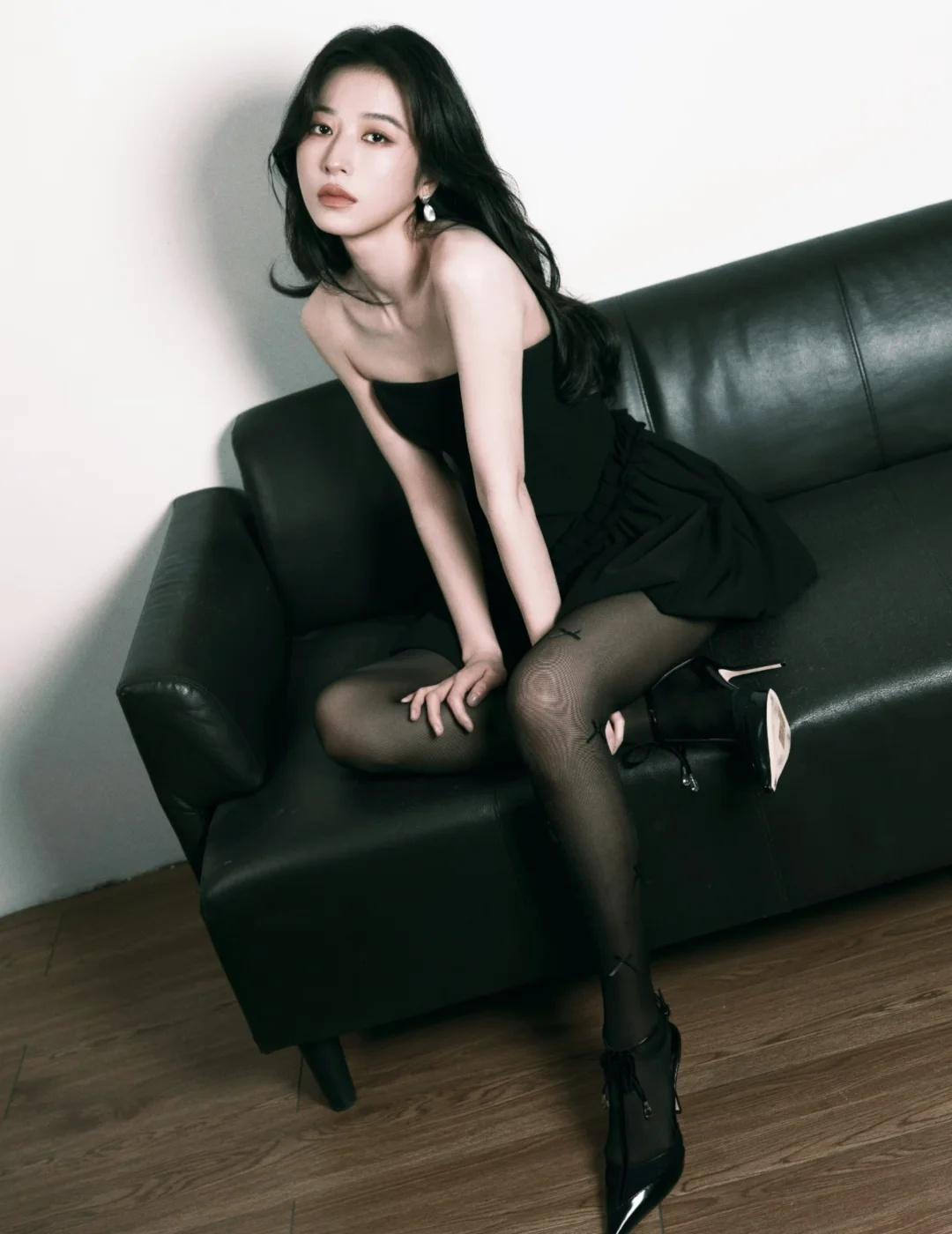 周雨彤，黑丝衬长腿，一眼沦陷万般风情超好看女生壁纸气质女明星又美又飒时尚