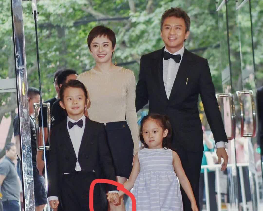 关于孙俪与邓超女儿小花名字这事，不查不知道，一查才知道，原来这名字不是父