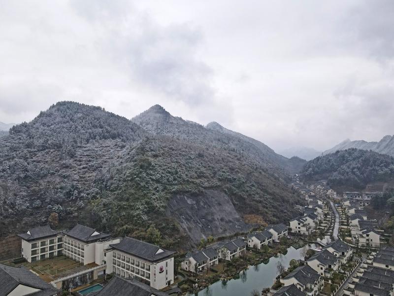 三九天养生讲究“三宜三忌”，做好了能少生病。“三宜”方面：一是宜保暖关键部位，