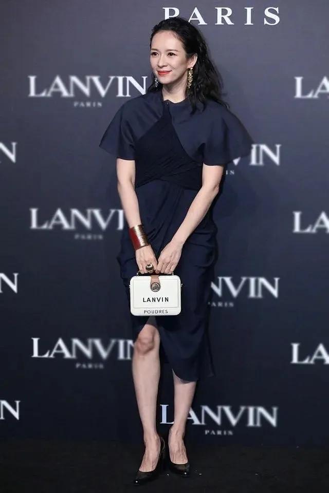 章子怡这身藏蓝连衣裙，把“贵气感”焊在身上了！剪裁利落又显瘦，搭配精致配饰，低