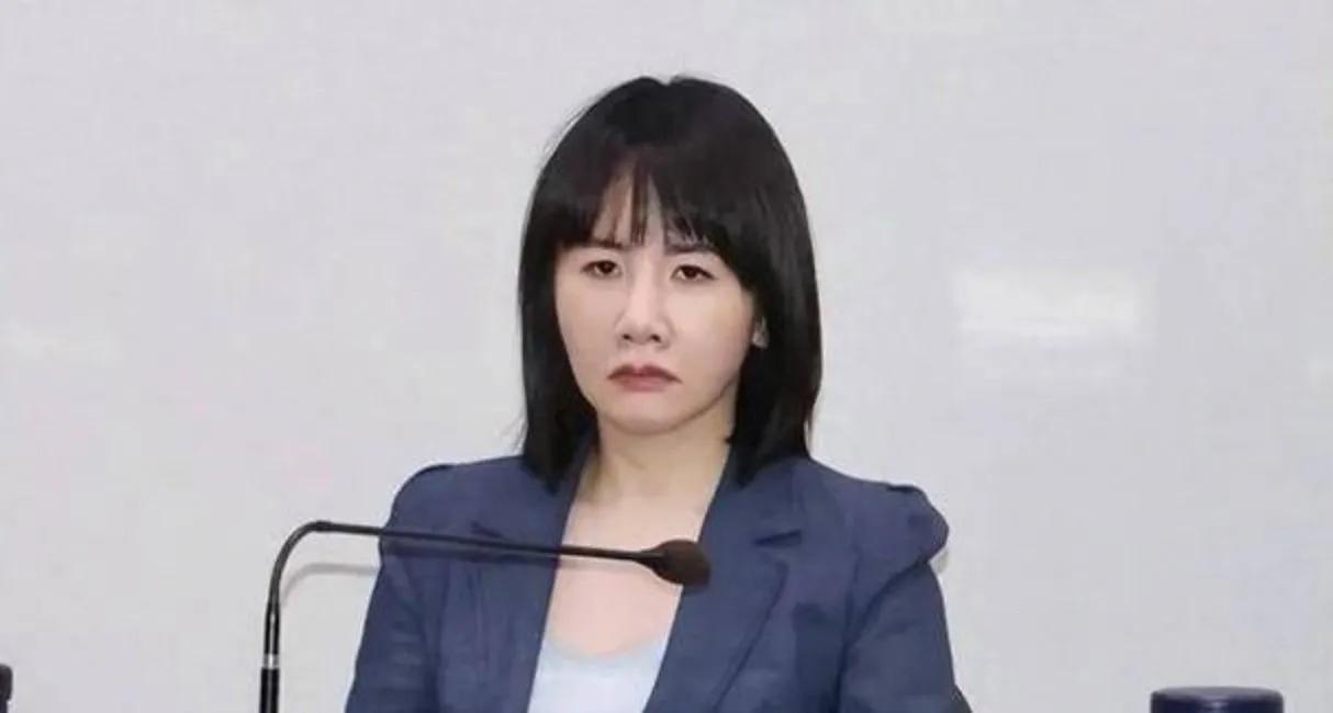 谢衣凤将主要炮火都集中在郑丽文身上，认为征召魏平政会直接导致国民党输掉彰化县。理