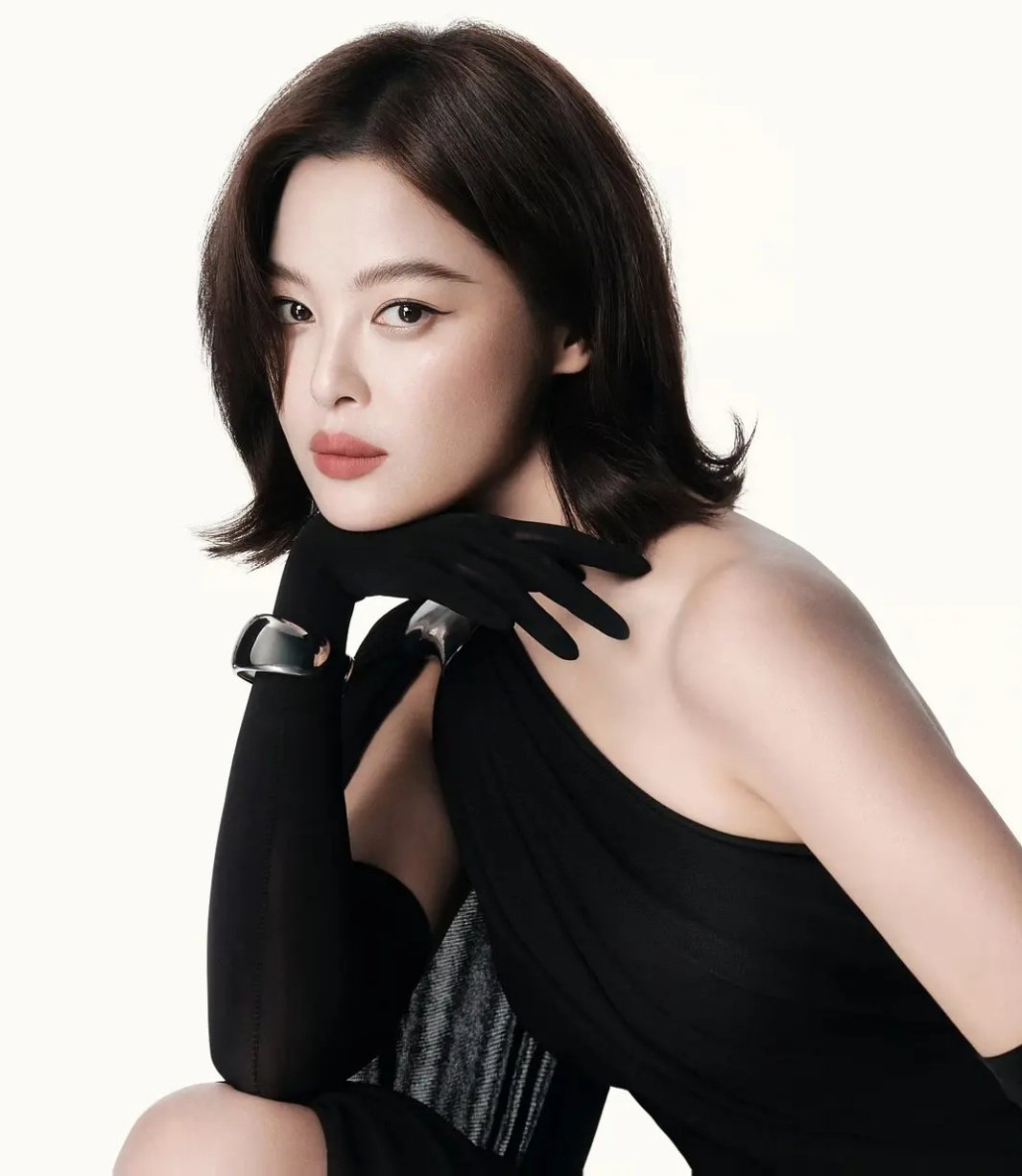 辛芷蕾硬照很出彩，她在繁花之后仿佛打通了任督二脉。