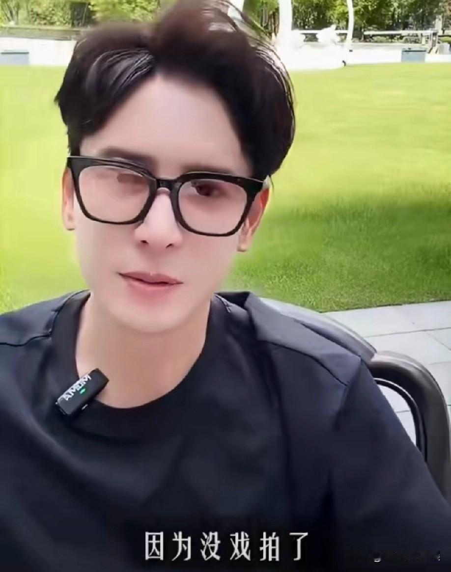 演员韩栋因为他之前的一段直播画面冲上热搜了！他在里面说自己是因为没戏拍了，所以就