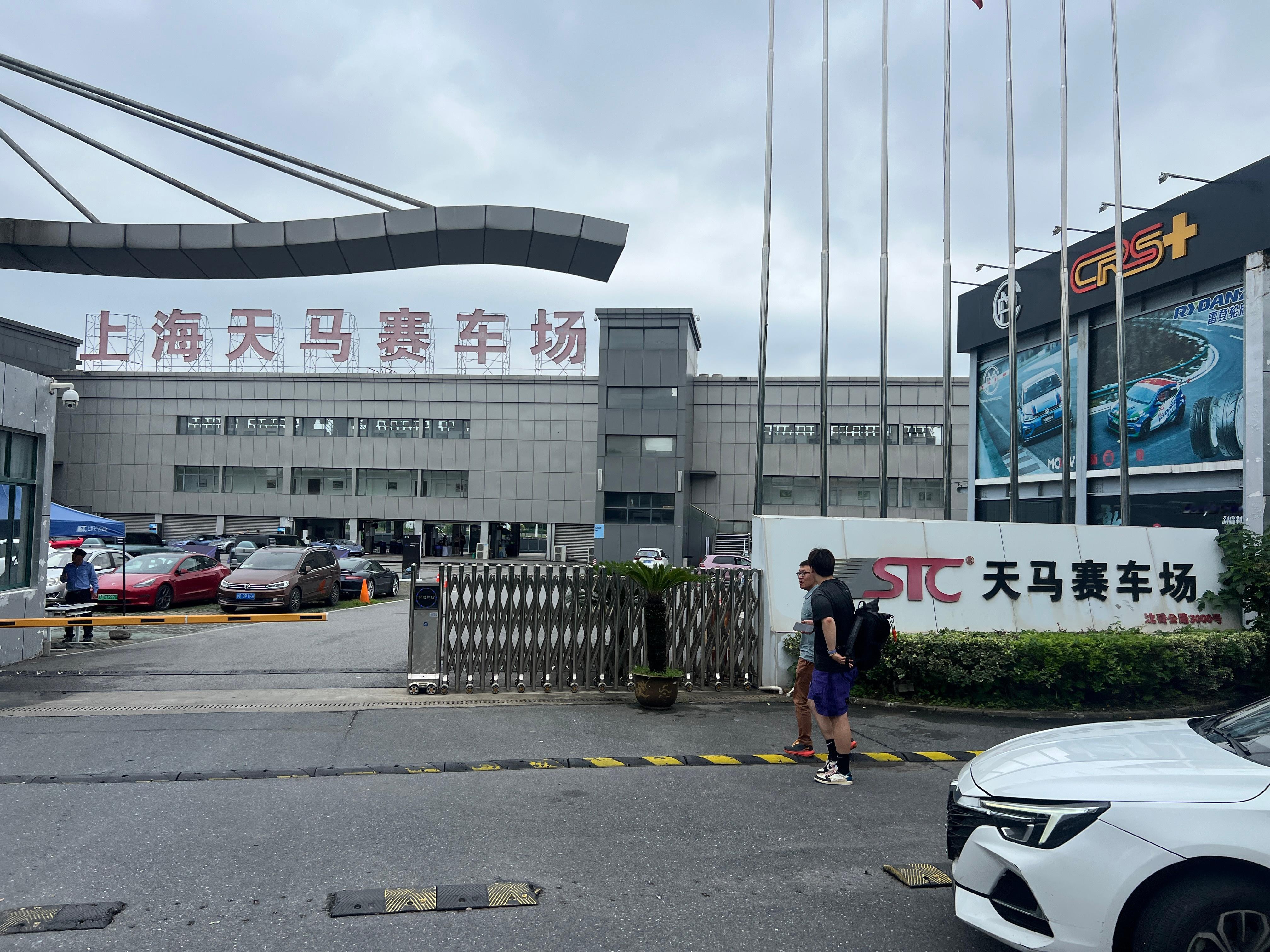 仰望U9，一台超跑，摇头晃脑，原地起跳，你看完之后什么感觉？你会觉得，哎，这有点