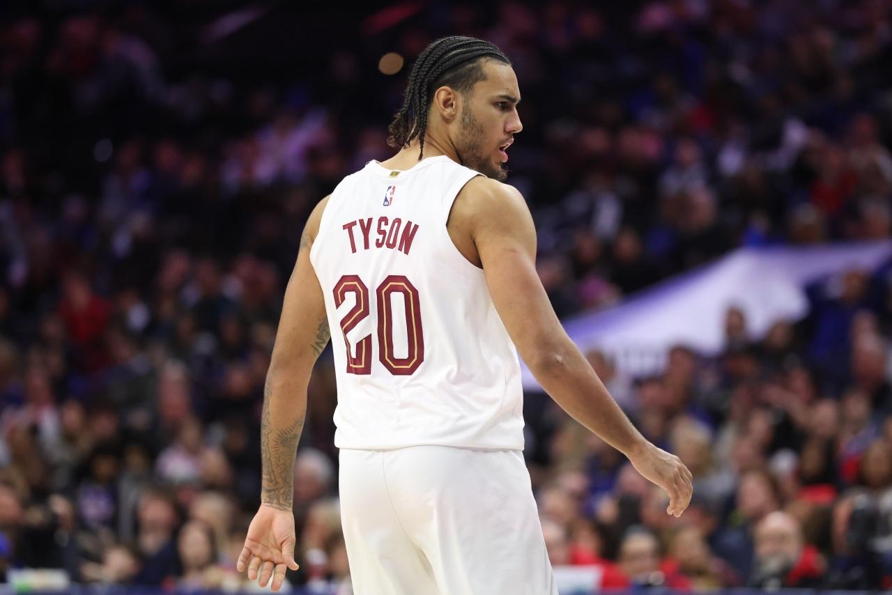 其实阿特金森应该让泰森首发打三号位，取代韦德或者梅里尔！虽然韦德有身高，但投射