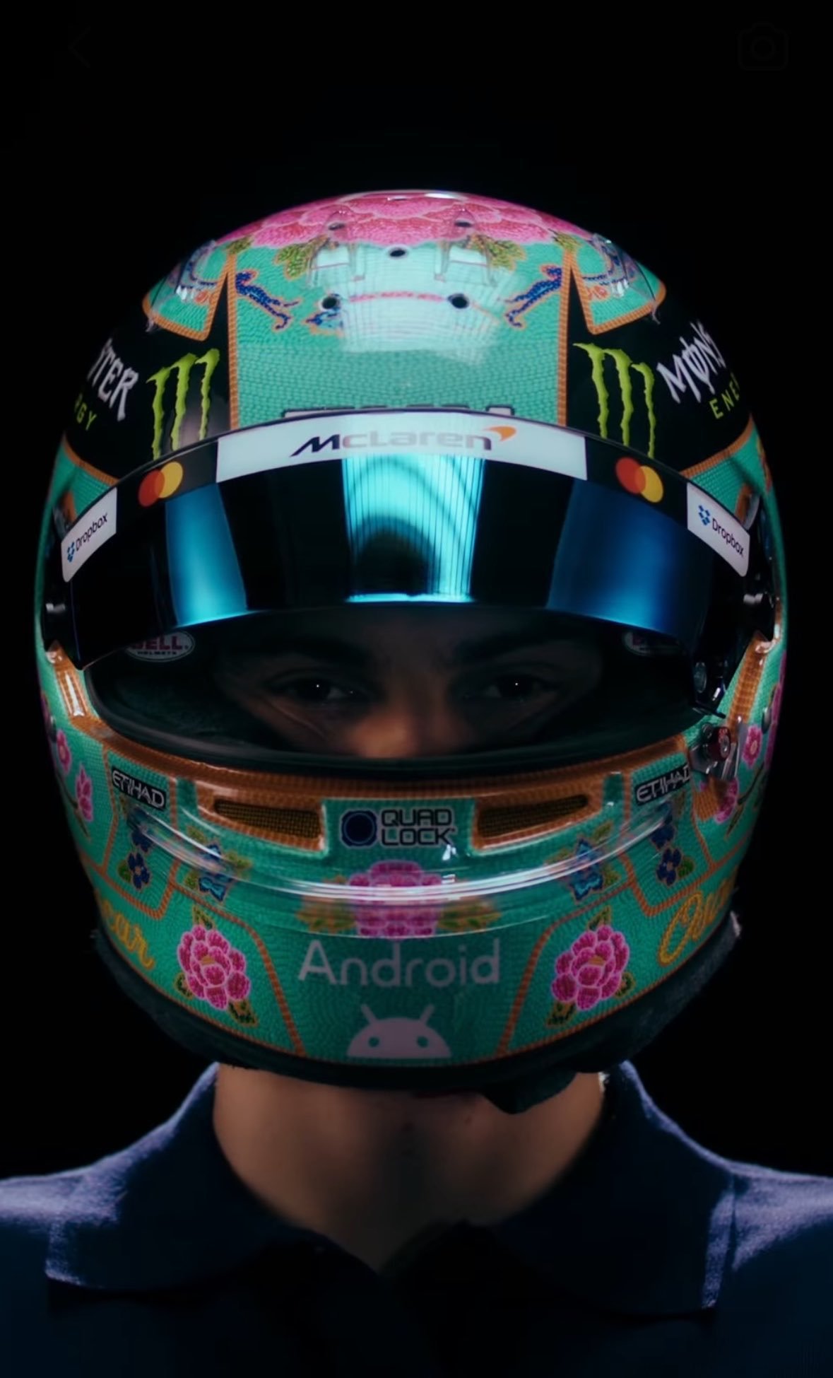 F1奥斯卡·皮亚斯特里揭晓F1新加坡大奖赛头盔，这款头盔设计耗时两个月