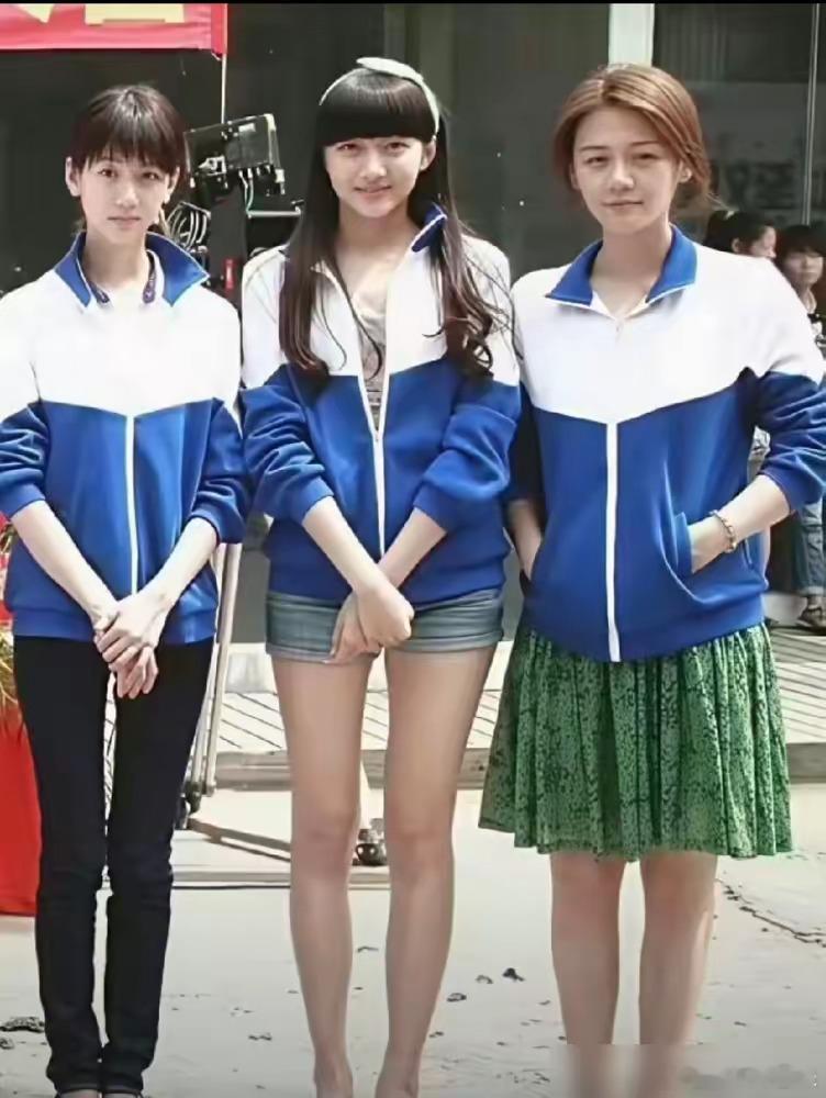一张10年前的校服合照，竟成了内娱女星骨相和命运的预言书。陈都灵，当时还是个素人