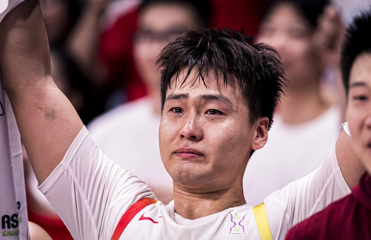 如果说易建联是中国男篮上一个黑暗时代的孤勇者，那赵睿就是这个黑暗时代，中国男篮的