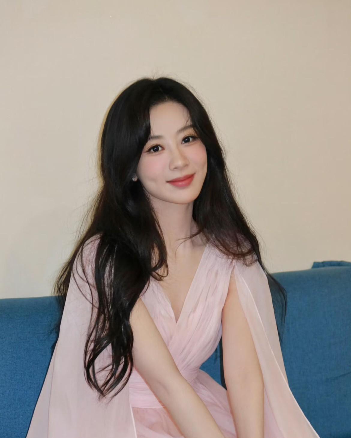现在最难过的人恐怕就是杨紫了吧和秦俊杰的恋情早就翻篇了杨紫也是越发的变好，