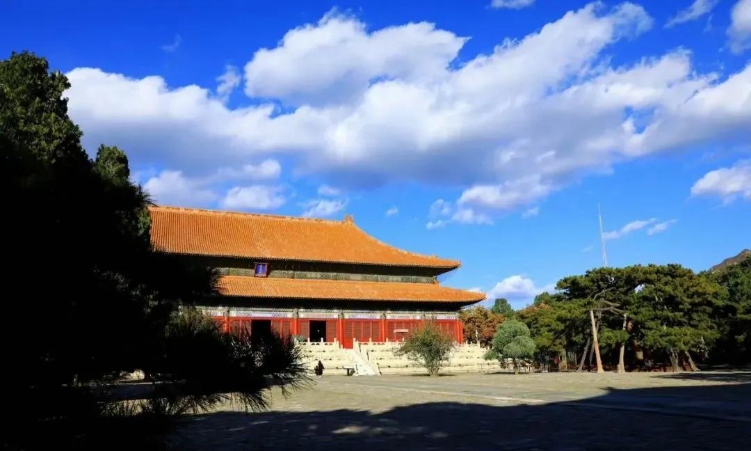 蓝天白云下的北京明十三陵这几天京城天气格外晴好，蓝天白云之下的明十三陵美的宛如