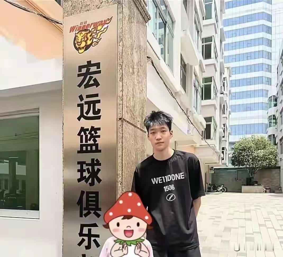 广东宏远男篮内线浮现；青训核心能否顶上？近日，有球迷朋友蹲守在广东宏远男篮俱乐