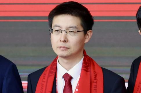 敲钟上市时依旧一脸淡定、几乎没有表情！如今身价已冲上千亿的90后新首富王兴兴，被