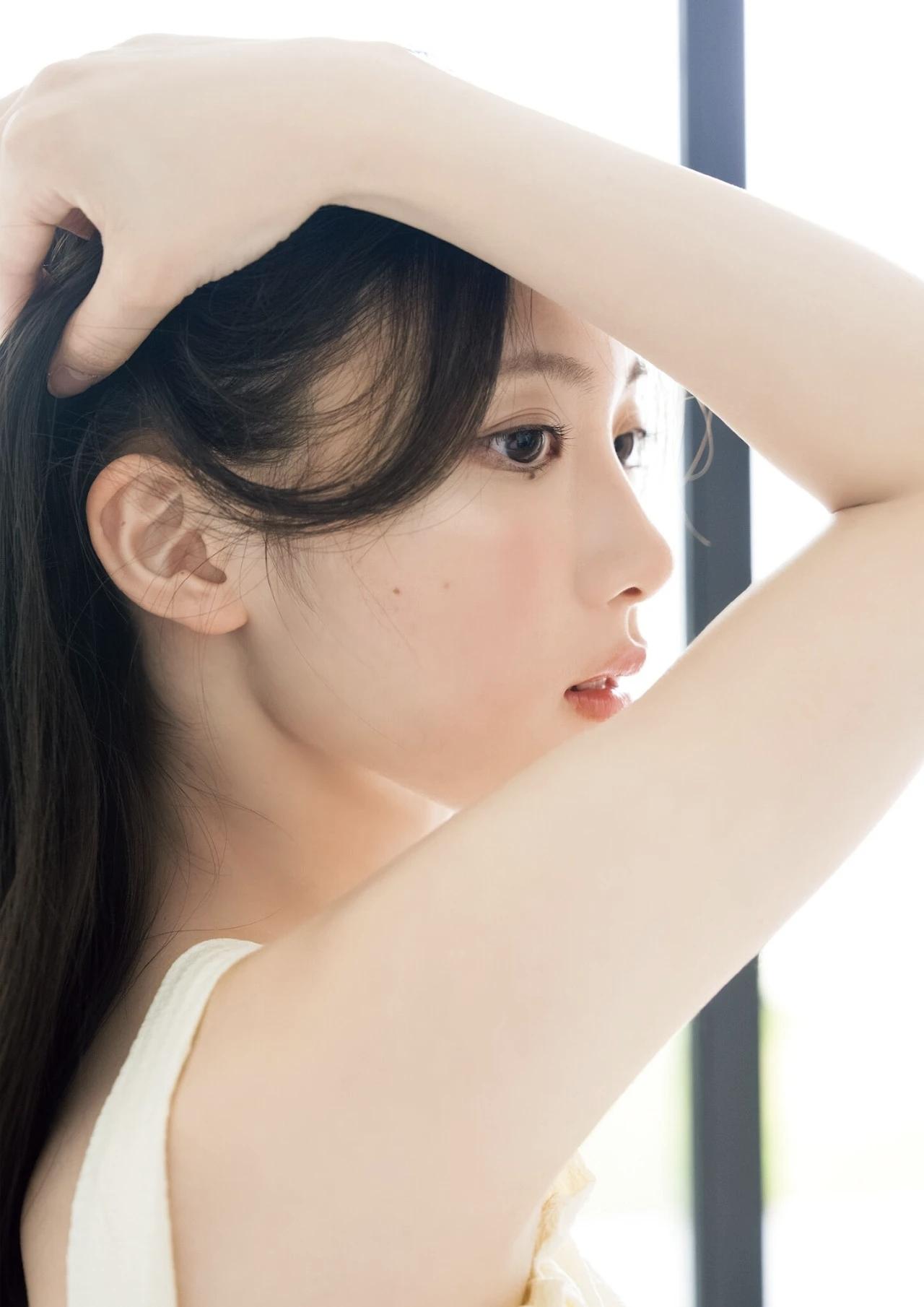 少女凝视窗外，思绪万千，清纯可爱的女子夜景气质少女少女的唯美写真少女背影感