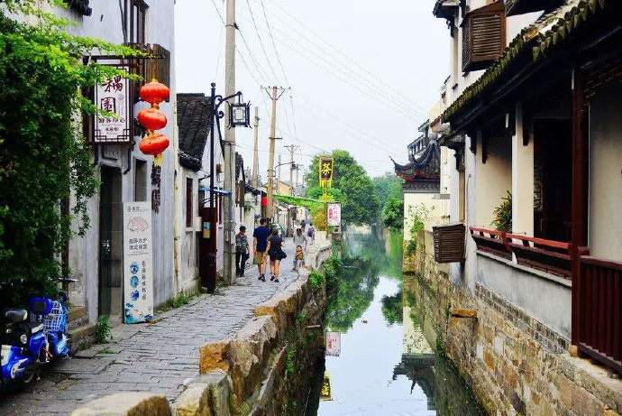 姑苏城外寒山寺，夜半钟声到客船。