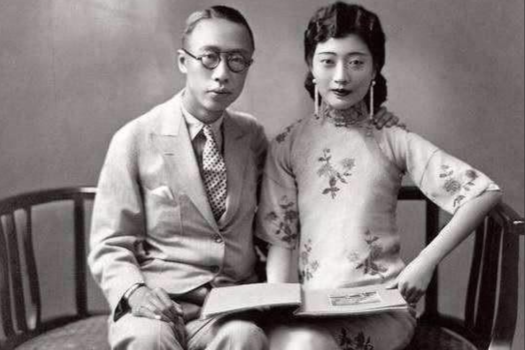 1963年，溥仪在北京街道闲逛，看到一烧饼摊，于是便买了一个。没想到刚吃了一口，