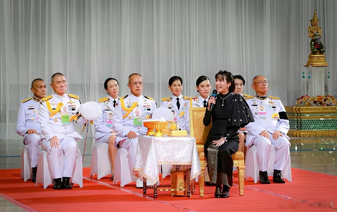 泰国诗妮娜贵妃主持皇家教育活动，万众瞩目，相当风光，这起落不输甄嬛回宫。​​​