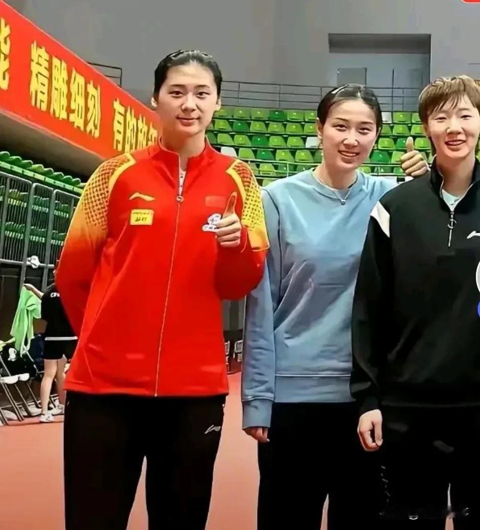 国乒“王曼昱”，人缘不错﹍﹍今天，看到国乒猛将王曼昱和几个队员的合影，笑得跟