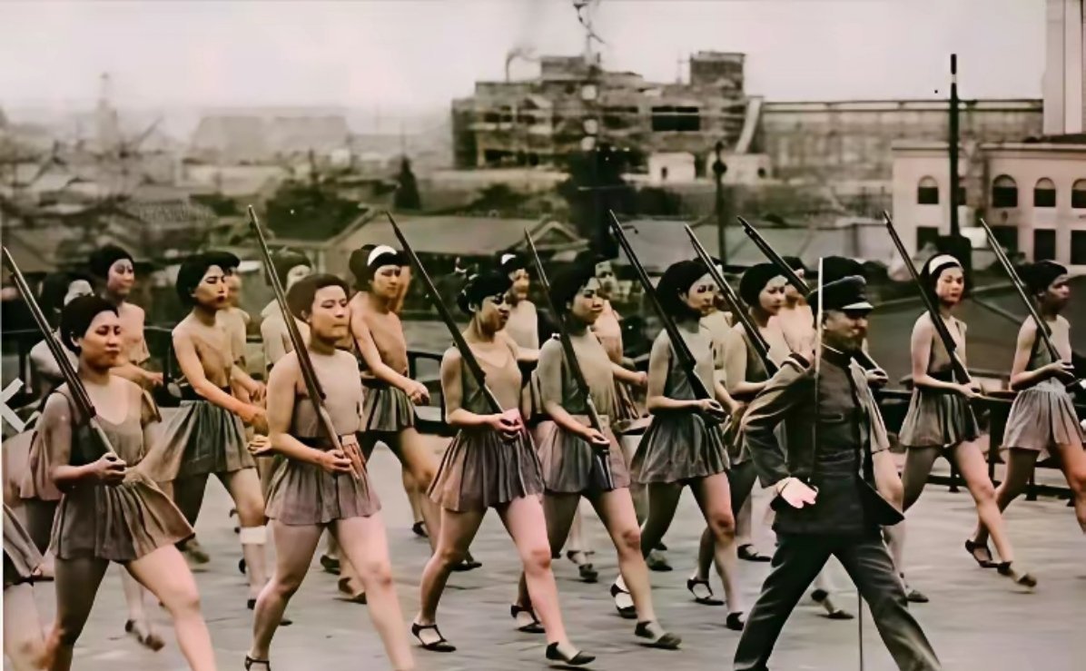 1942年，东京。即将奔赴中国，服务侵华战争的女高中生，正在操练队伍。历史