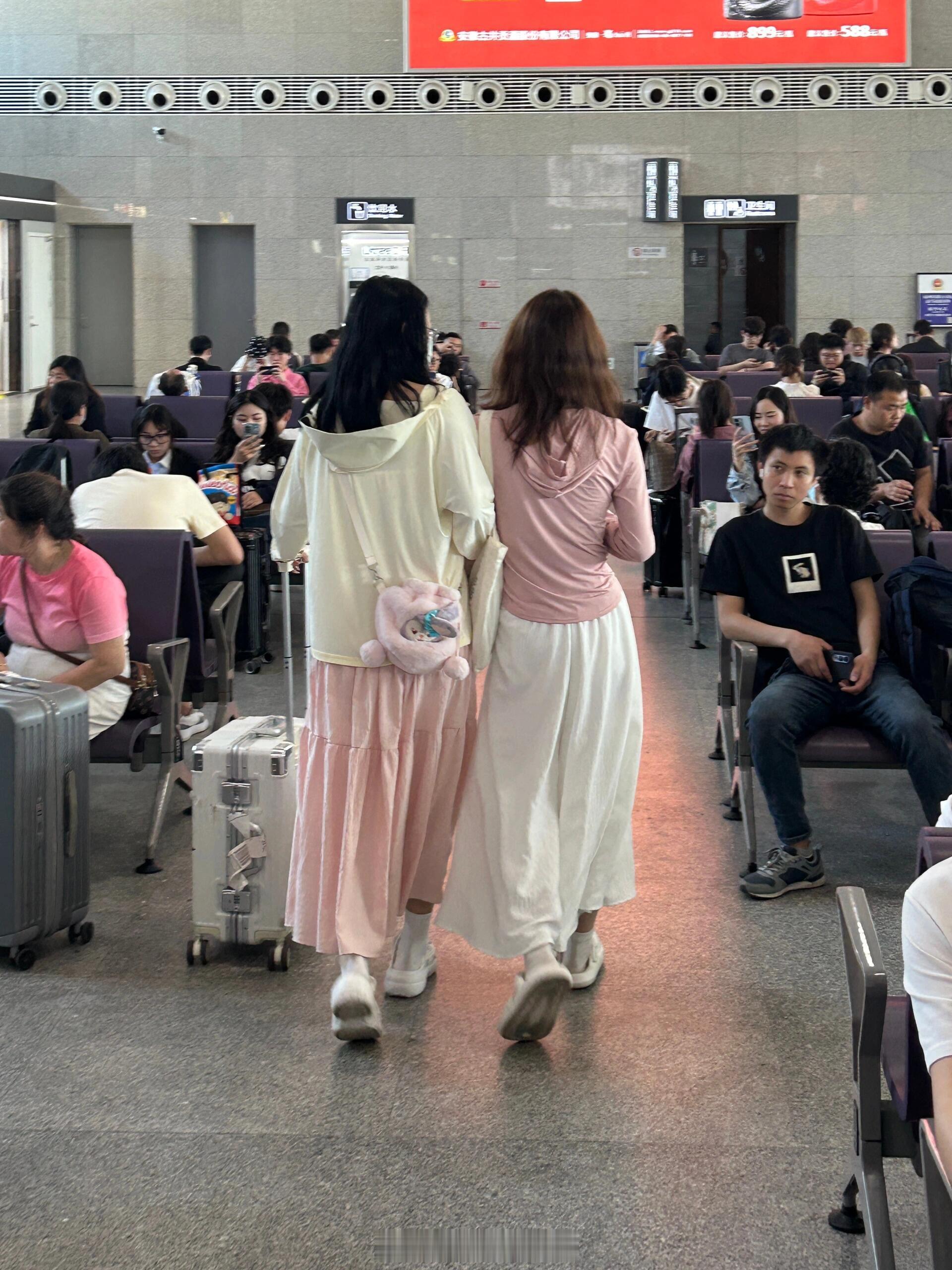 我C！第一次这么直观的对比了坐高铁看到的，第一次这么直观的感受到了穿搭的重要性！