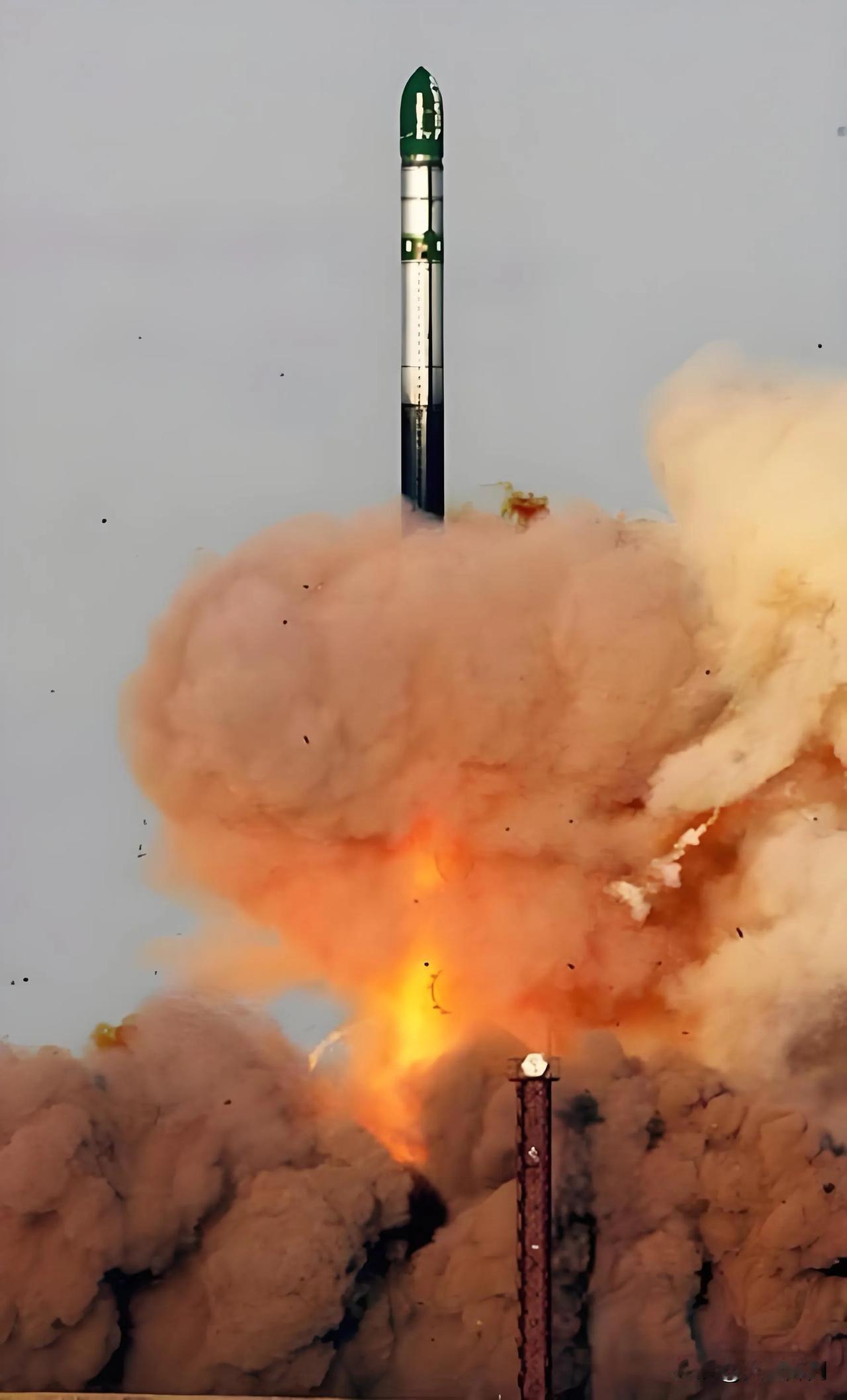 8月28日，俄罗斯从西北普列谢茨克发射场，点火发射一枚固体燃料机动洲际导弹。导弹