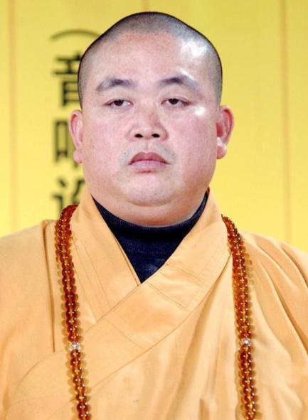少林寺吃素？释永信桌上的红烧肉惊呆了侍者释永信的侍者见过桌上的红烧肉和酒。