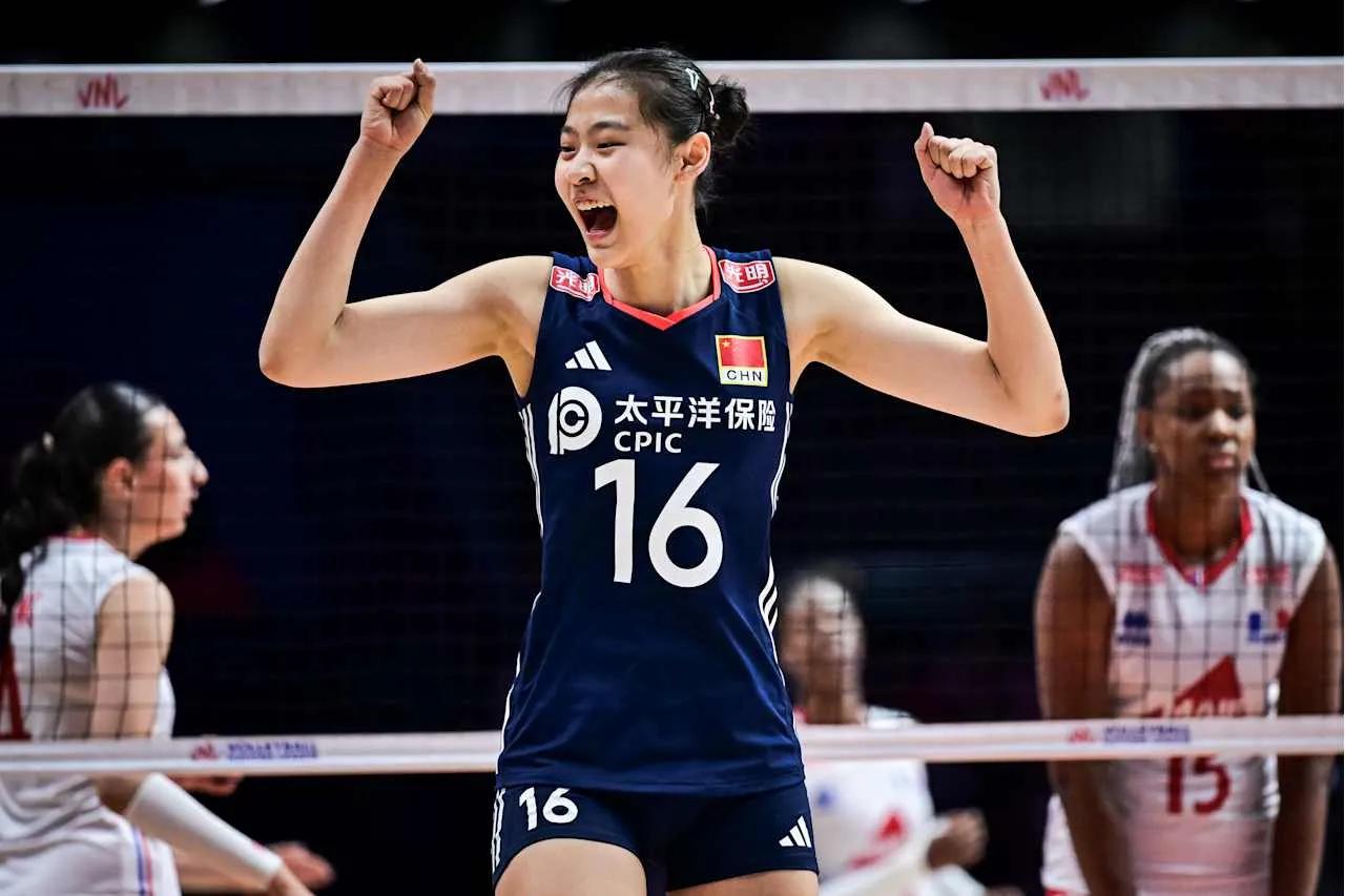 中国女排收获第二场胜利！副攻15扣14中，王奥芊100%效率！2025世界女